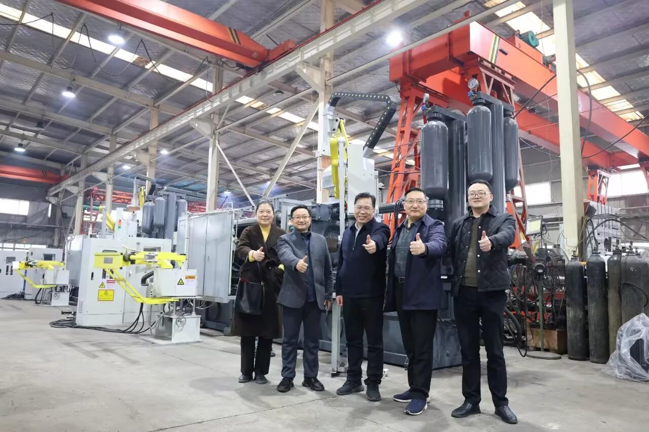 Wujie, Präsident des Anhui Grain Engineering Vocational College, reiste nach Bengbu Longhua, um das Kooperationsprojekt „Industrie-Universität-Forschung“ zu besprechen