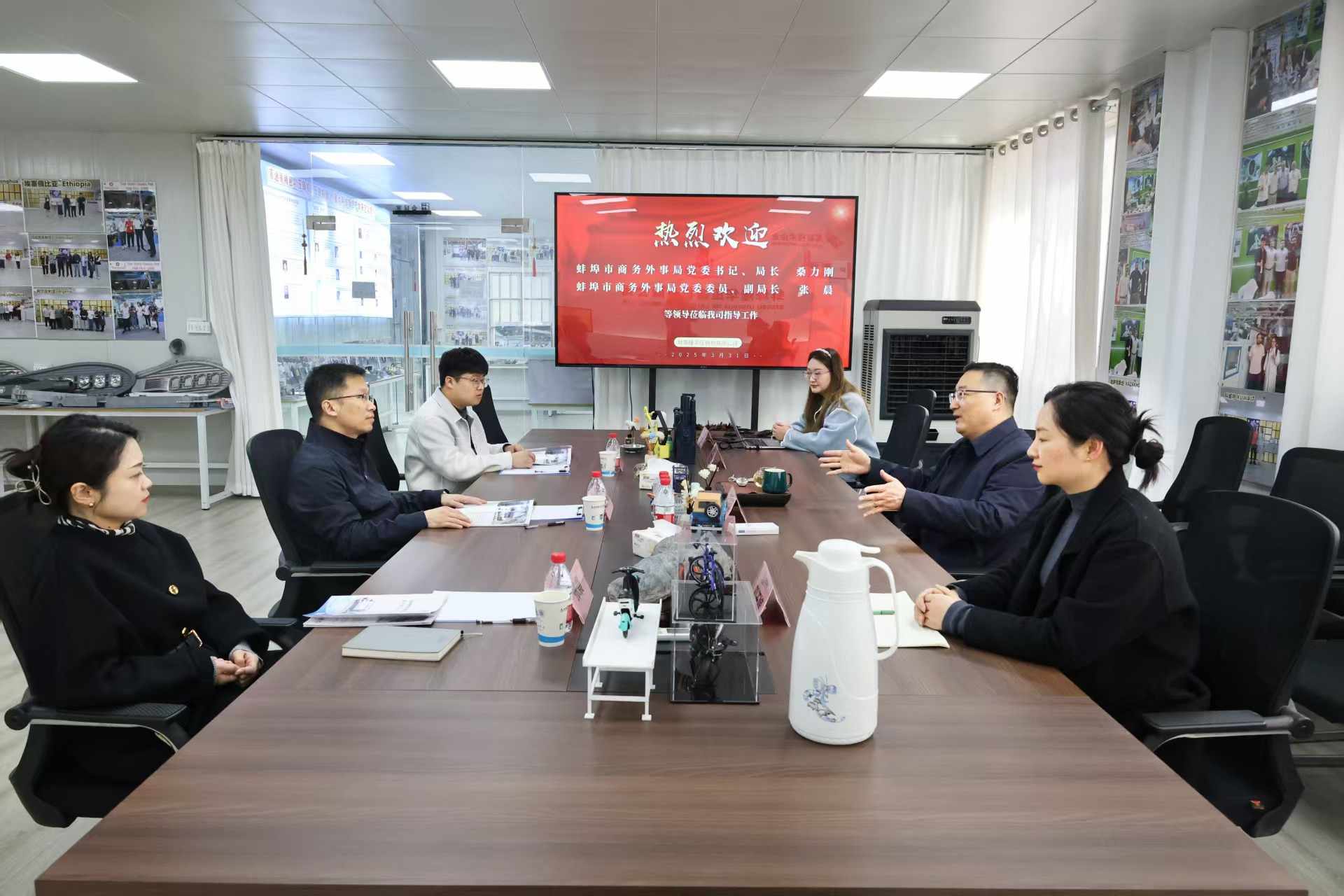 Führungskräfte des städtischen Handels- und Außenamts von Bengbu besuchten Longhua Technology, um Strategien zur Expansion auf internationale Märkte zu besprechen