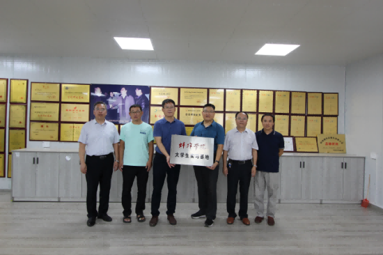 „Chen Guolong, Sekretär des Parteikomitees des Bengbu College, reiste nach Bengbu Longhua, um den Fortschritt des Druckguss-Automatisierungsprojekts zu inspizieren und zu leiten.“
